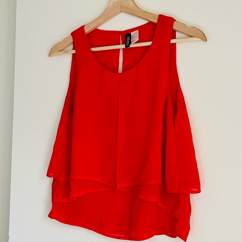 Sleeveless Scoop-Neck Top— In a very good condition